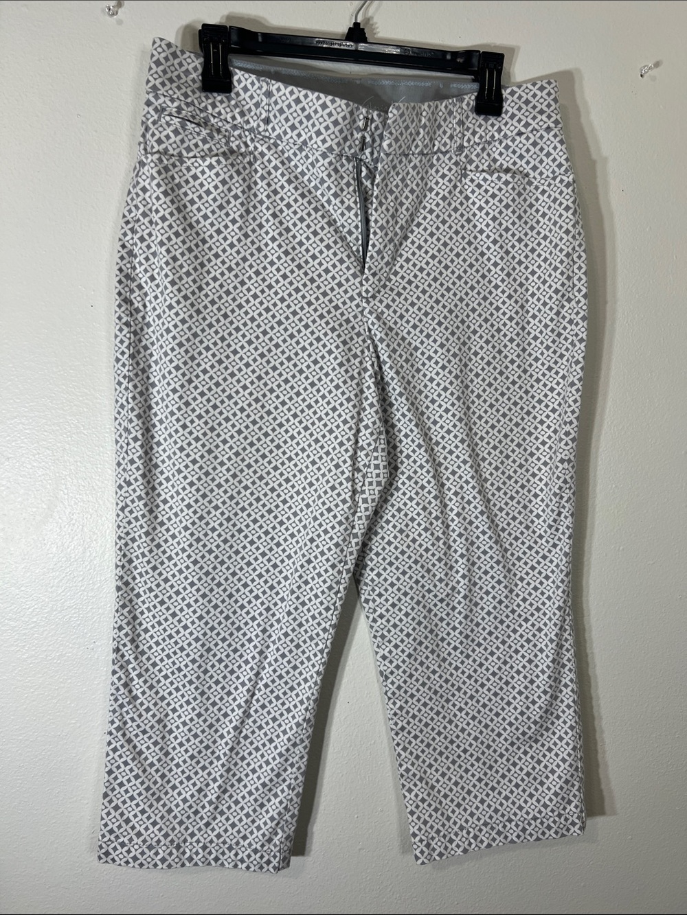 Gloria Vanderbilt Light Gray and White Geometric Cropped Pants